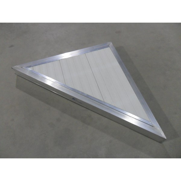 Classic Aluminum-White Triangle Corner (L)